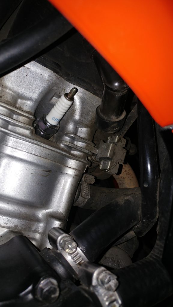 Honda CBR 125r jc39 Zylinderkopf Zündkerze ansetzen einschrauben
